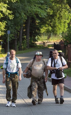 Roman Kołaszyński, Jan Wierzbicki i Wojtek Kurzeja wyruszyli w droge o 7 rano 28 lipca z domu „Betlejem”