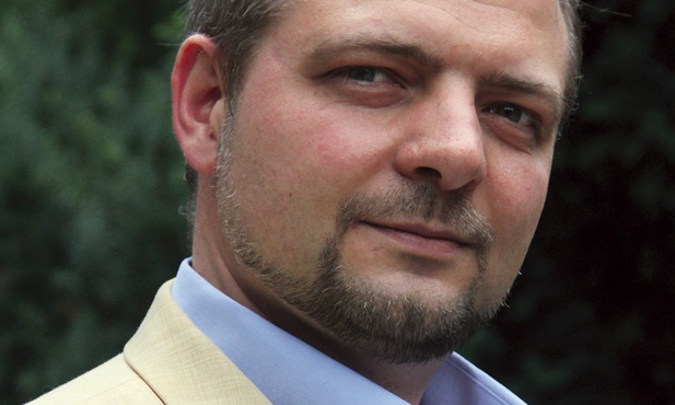 Prof. Aleksander Stępkowski jest prezesem Instytutu na rzecz Kultury Prawnej „Ordo Iuris” oraz wykładowcą na Uniwersytecie Warszawskim. Naukowo zajmuje się prawem porównawczym prywatnym i publicznym oraz myślą polityczną i prawną