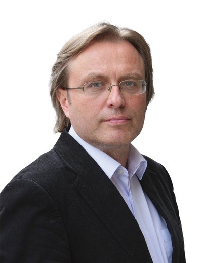 Dariusz Gawin  filozof, historyk idei, zastępca dyrektora Muzeum Powstania Warszawskiego, członek zespołu „Teologii Politycznej”.