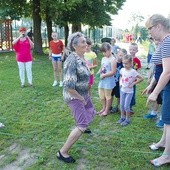 Dzieci uczestniczące w półkoloniach w Pukininie gry w gumę uczyły się od 80-letniej pani Elżbiety