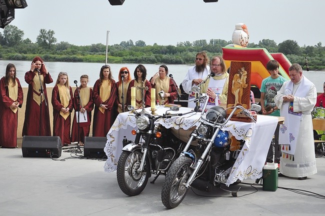 W czasie Mszy św. modlono się m.in., aby Pan Bóg dawał motocyklistom czyste serce  i zawsze bezpieczny powrót do domu