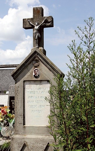 Nagrobek Cześka na cmentarzu w Woli Rzędzińskiej