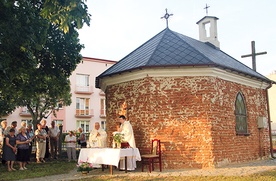 Obok zabytkowej kaplicy Mszę św. sprawowali ks. Jerzy Nadkański i ks. Piotr Popiel (z prawej)