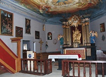  Główny ołtarz św. Anny w zabytkowym kościele