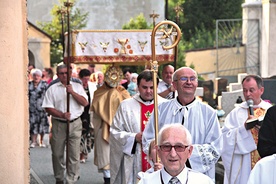  Procesja eucharystyczna po nowym chodniku