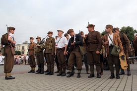 Członkowie Muzealnej Grupy Historycznej im. II/18 pp 