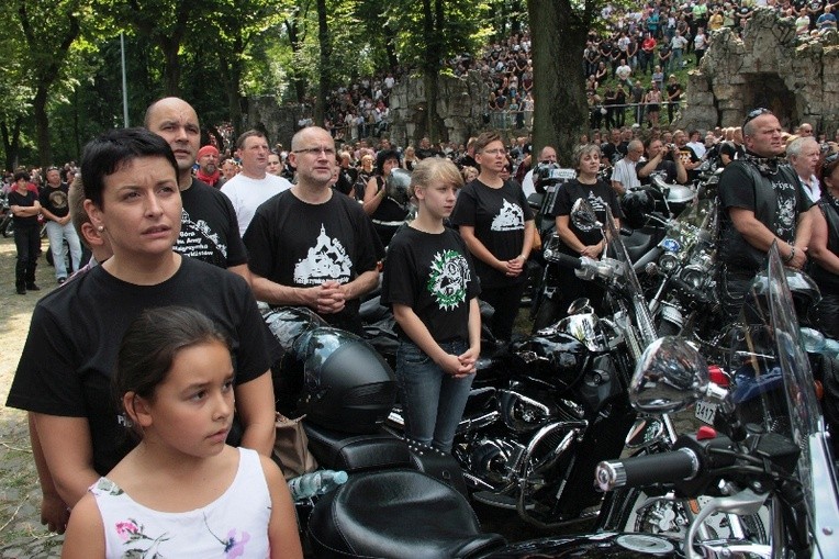 Niech Cię nawet ryk motorów chwali!