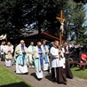 Procesja eucharystyczna na zakończenie Sumy odpustowej w klasztorze kapucynów w Nowym Miesie nad Pilicą