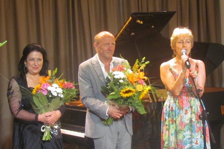 Z kwiatami Aldona Budrewicz-Jacobson i Artur Barciś. Obok Aleksandra Głowacka, dyrektor GOK w Sannikach