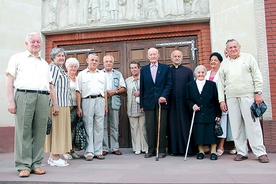 Helena Kidyba i Tomasz Bogusiewicz z proboszczem ks. kan. Stanisławem Sikorskim. Obok jubilatów stoją Krystyna i Roman Kidybowie (z prawej) oraz Krystyna i Władysław Bogusiewiczowie