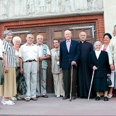 Helena Kidyba i Tomasz Bogusiewicz z proboszczem ks. kan. Stanisławem Sikorskim. Obok jubilatów stoją Krystyna i Roman Kidybowie (z prawej) oraz Krystyna i Władysław Bogusiewiczowie