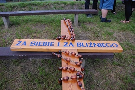 Pielgrzymi na swoich barkach poniosą drewniany krzyż z napisem: "Za siebie i za bliźniego"