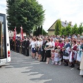 Biskup, kapłani i wierni witają obraz w Uszwi