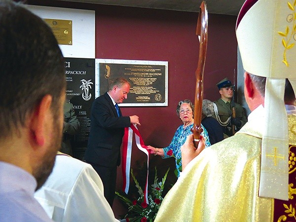 Tablicę poświęcił biskup polowy WP Józef Guzdek