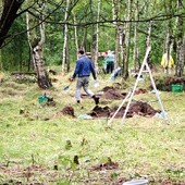 Prace wykopaliskowe na terenie byłego obozu prowadzone są po raz pierwszy przez młodzież, która uczy się tego ciekawego fachu