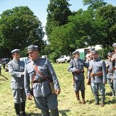 „Kadrówka” gotowa do wymarszu. Na pierwszym planie Dawid Warmus, odgrywający rolę Tadeusza Kasprzyckiego, dowódcy kompanii. Obok niego Andrzej Żmudzki jako komendant Józef Piłsudski