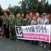  Płoccy harcerze na różny sposób przypominali o 70. rocznicy wybuchu powstania warszawskiego. Na chodnikach malowali znak Polski Walczącej, byli również obecni  w godzinie „W” przy płycie Nieznanego Żołnierza 