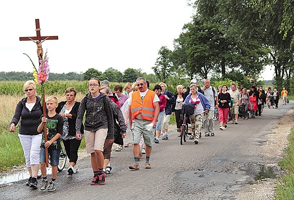  Pielgrzymi wędrujący z Łowicza do Miedniewic