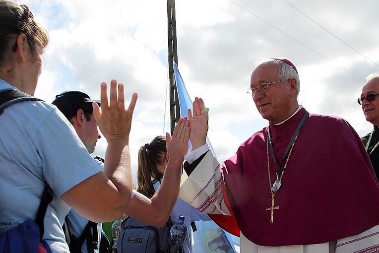 Bp Andrzej F. Dziuba żegna pielgrzymów na rogatkach Łowicza