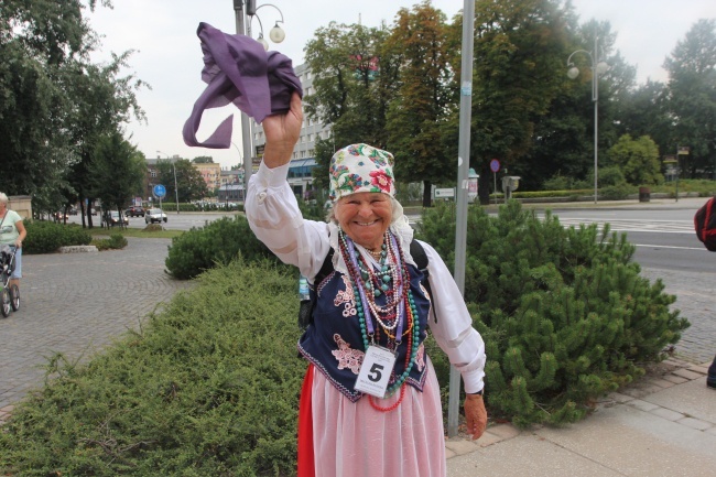 Na kolanach przed Matką