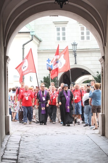 Na kolanach przed Matką