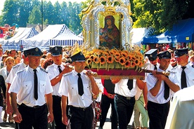 Procesja podczas największej sierpniowej uroczystości w diecezji – odpustu w Krzeszowie. Tego dnia swoją Patronkę czci także siedemnaście innych parafii