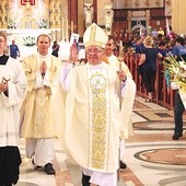 Na zakończenie uroczystości metropolita błogosławił zgromadzonych w ławkach pielgrzymów