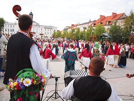  W czasie tegorocznego festiwalu nie zabraknie kontaktu między publicznością a tancerzami. Zespoły ludowe będą wspólnie muzykować z mieszkańcami Płocka na Starym Rynku