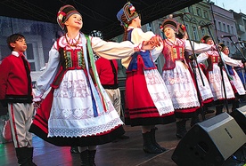  ZPiT „Nowa Ruda” pielęgnuje polską kulturę i tradycję. Tu w strojach kurpiowskich 