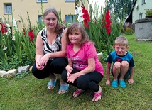  Paulinka z mamą i braciszkiem przed domem w Dolędzinie
