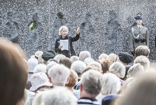 Przed pomnikiem Pamięci 50 tys. Mieszkańców Woli