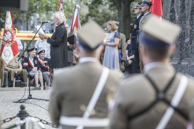 Przed pomnikiem Pamięci 50 tys. Mieszkańców Woli