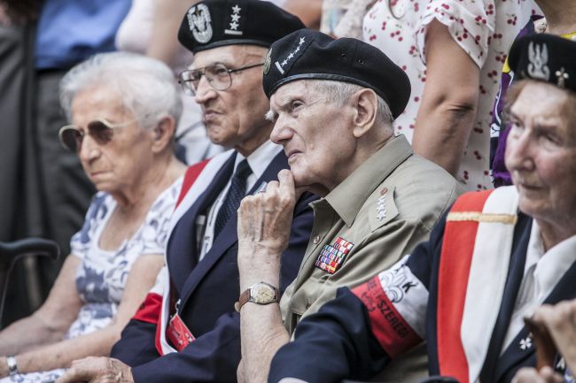 Przed pomnikiem Pamięci 50 tys. Mieszkańców Woli