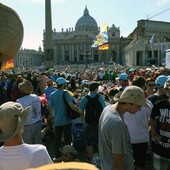 Plac św. Piotra w Rzymie wypełnili członkowie liturgicznej  służby ołtarza z Niemiec