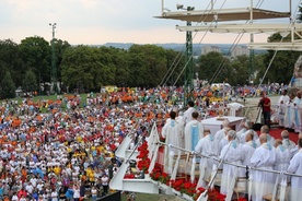 Eucharystia dla zgromadzonych na szczycie Jasnej Góry blisko 10 tysięcy pielgrzymów z naszej diecezji 