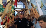 Pątnicy wnoszą krzyż pielgrzymkowy do kościoła w Rędzinach