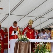Eucharystii przed Blokiem Śmierci przewodniczył bp Roman Pindel