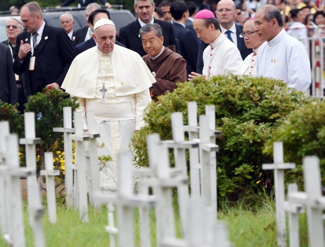 Papież na cmentarzu abortowanych dzieci
