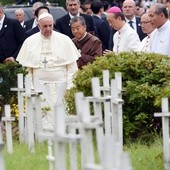 Papież na cmentarzu abortowanych dzieci