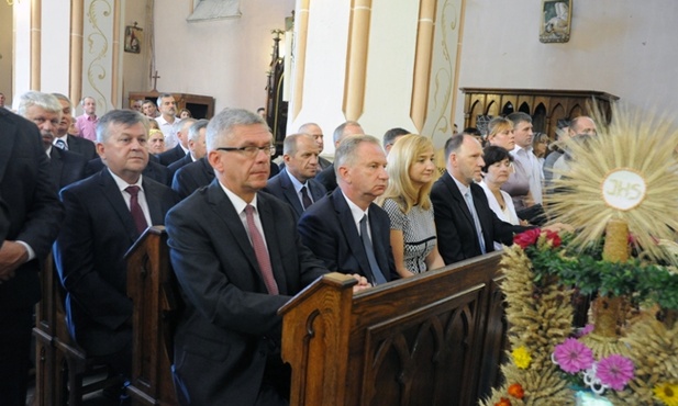 Razem z wiernymi w Eucharystii uczestniczyli przedstawiciele miejscowych władz samorządowych oraz parlamentarzyści 