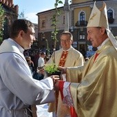 Bp Jeż rozdaje grusze bł. Karoliny