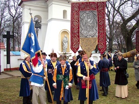  Flisacy pielęgnują tradycje religijno-patriotyczne. W głębi: beka wiwatówka