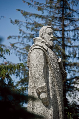Pomnik Jana Kochanowskiego w parku zwoleńskim