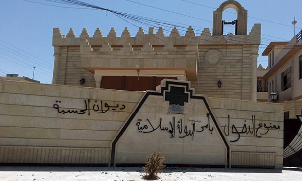  11.08.2014. Irak. Mosul. Opustoszały kościół chrześcijański. Na murze napis po arabsku: „Wejście wzbronione z rozkazu Państwa Islamskiego”. W Mosulu żyła jedna z najstarszych wspólnot chrześcijańskich (od 1700 lat). Obecnie wielu chrześcijan zamordowano lub wygnano z miasta. Jeszcze w 2003 roku było ich tam 30 tysięcy, dziś nie ma nikogo. 