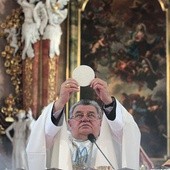  Kard. Dominik Duka po raz pierwszy przewodniczył Eucharystii w Krzeszowie. Homilię do wiernych wygłosił po polsku