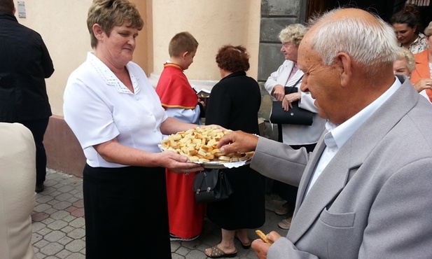 Po Mszy św. starostowie częstowali wiernych chlebem z miodem