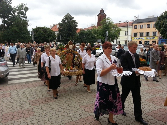 Orszakowi z wieńcami przewodzili starostowie dożynek Zofia i Tadeusz Mohylewscy