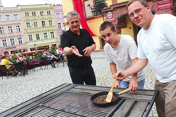  W trakcie zabaw z kawą Leszek Kopcio (z lewej) pokazywał m.in. jak palić kawę