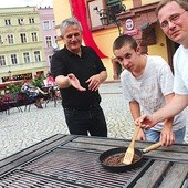  W trakcie zabaw z kawą Leszek Kopcio (z lewej) pokazywał m.in. jak palić kawę