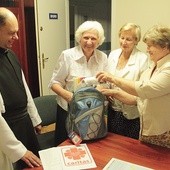 Każdy z plecaków, zanim trafi do rąk dziecka, jest sprawdzany  przez członków parafialnej Caritas